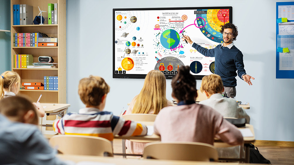 RICOH lansează seria de table interactive IWB A, cu ecrane 4K, conectivitate extinsă și design ergonomic, ideale pentru colaborare și productivitate în mediile de lucru și educaționale.